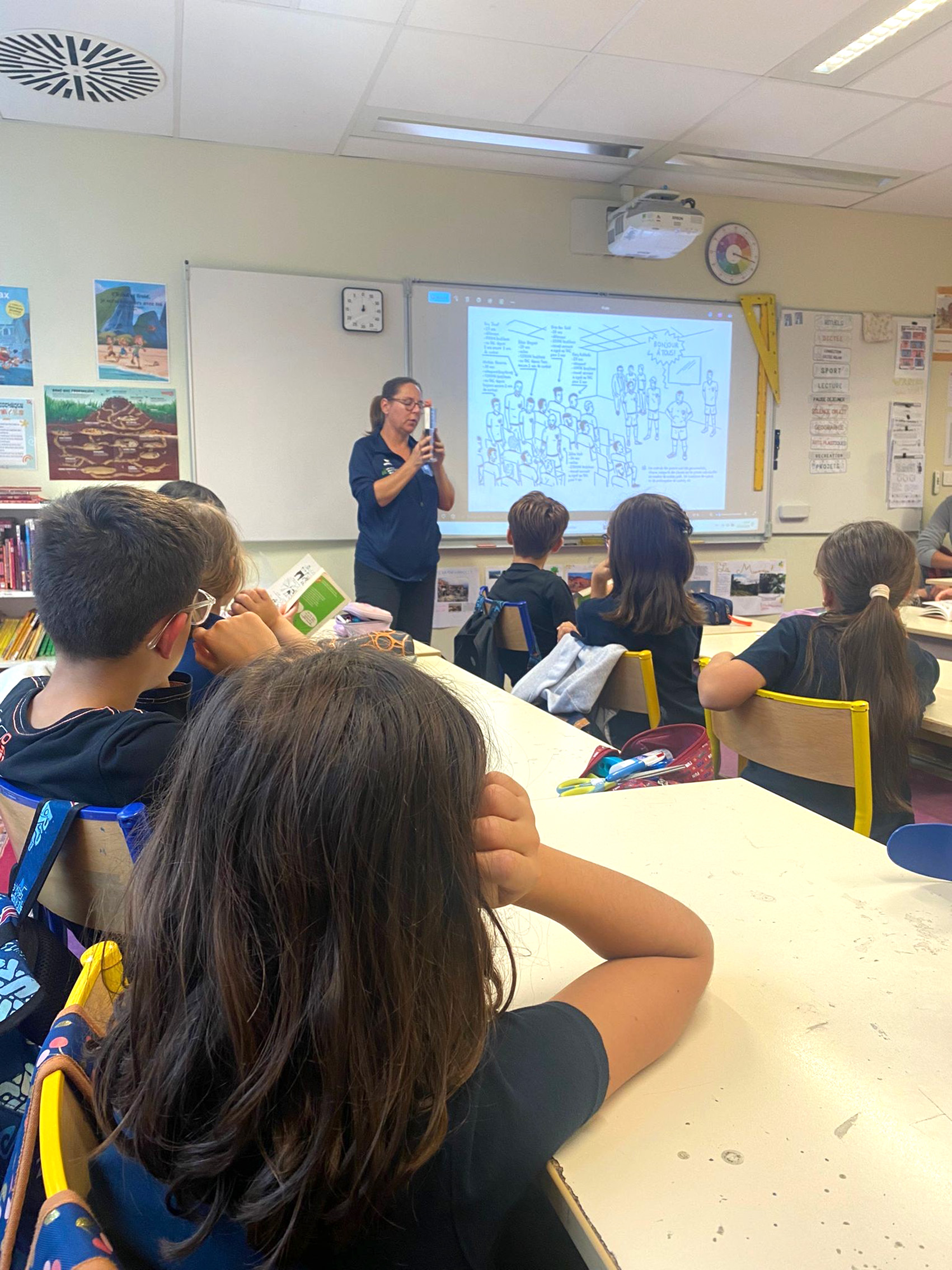 Elèves en classe qui regardent un écran dans leur classe